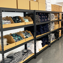 Estocamos tu merch con cariño.